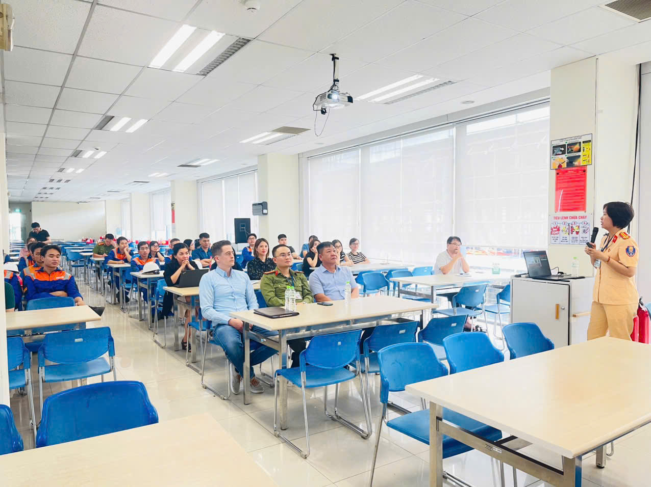 Phòng Cảnh sát giao thông và Phòng An ninh kinh tế: Tuyên truyền tại Công ty Đóng tàu Damen Sông Cấm